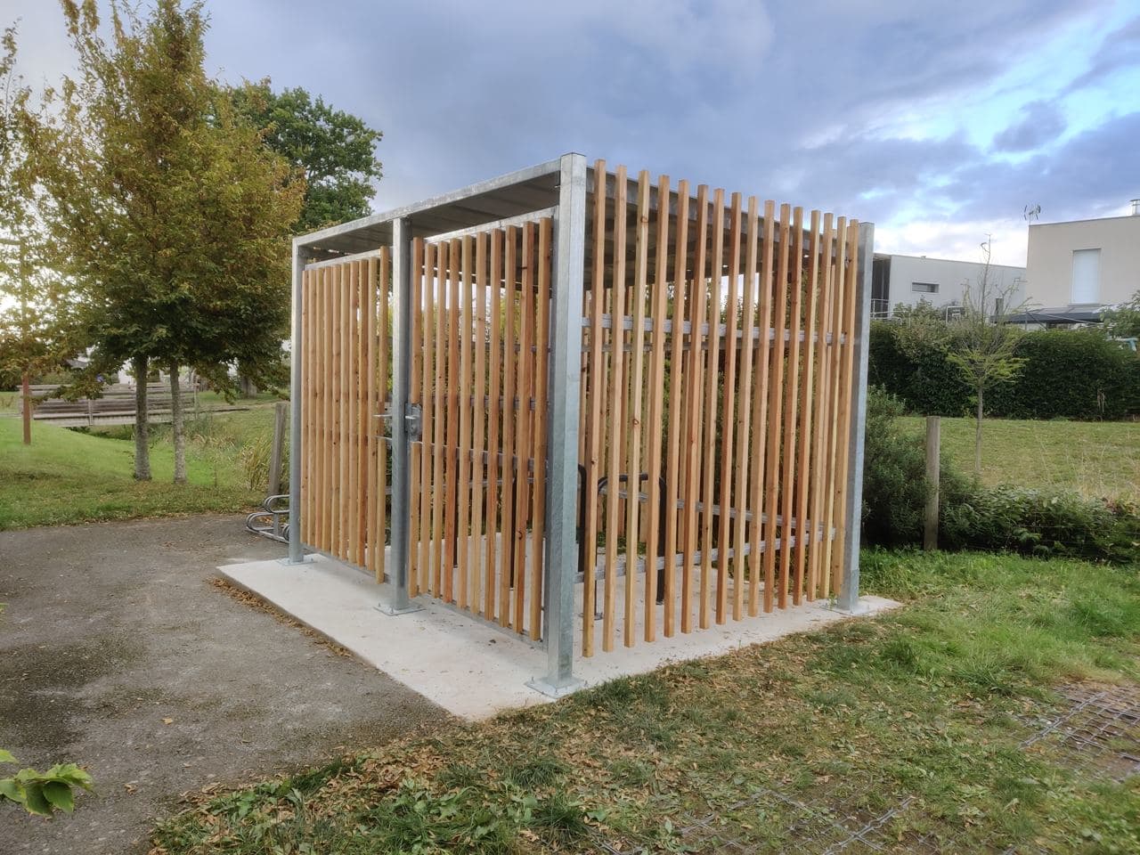 Abri vélo en bois fermé et sécurisé petit modèle pour optimiser votre espace - COMPACT_2