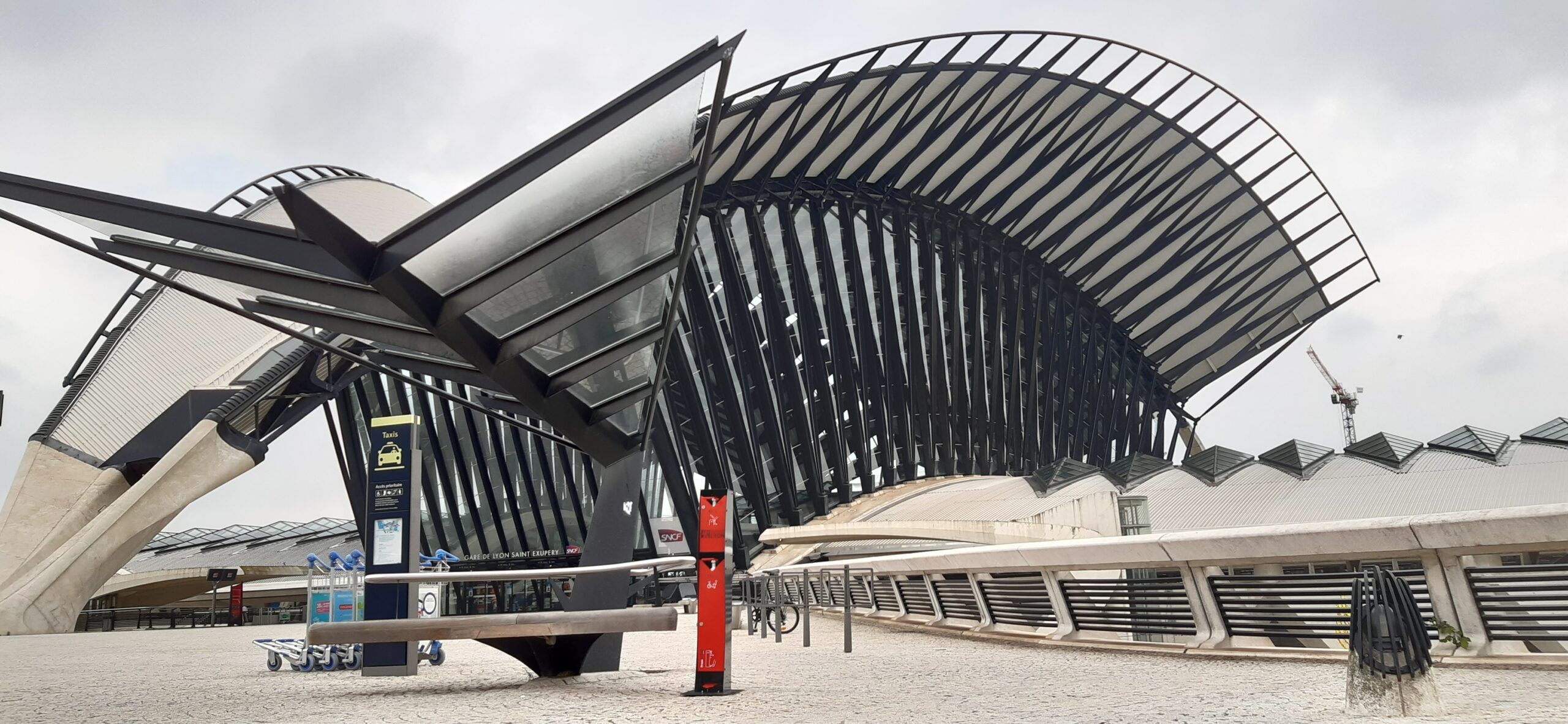 Borne press’n clean pour pmr - actiwork - possède une double commande au coude (haccp) et à pédale_2