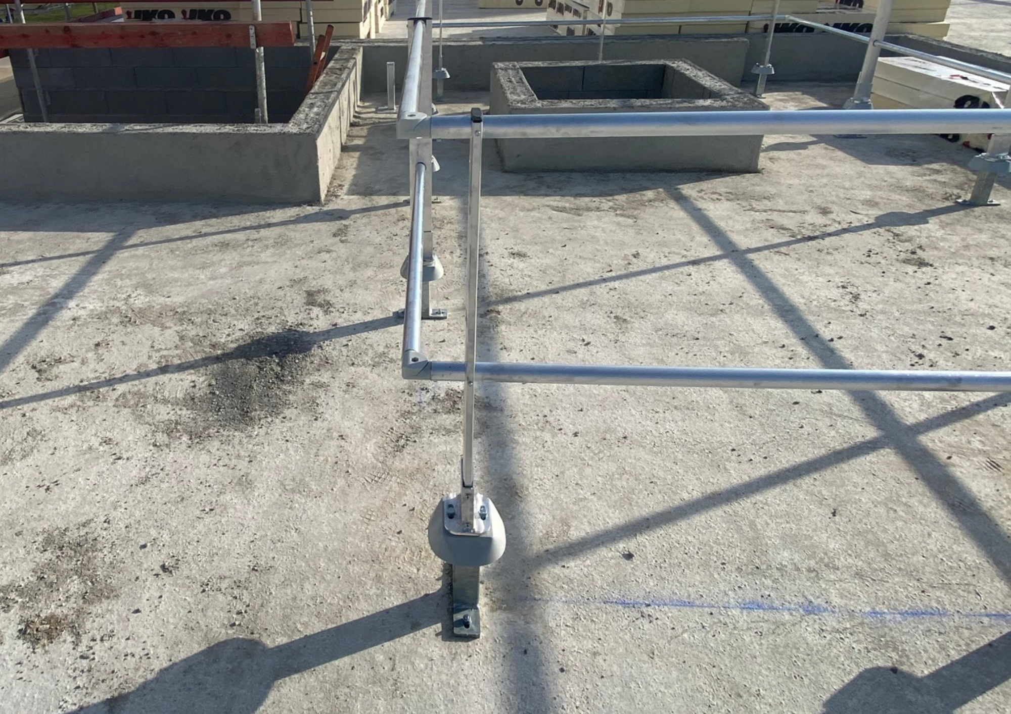 Garde corps fixe sur potelet avec montant profilé en aluminium, conçue pour la sécurisation de toiture terrasse - GM_2