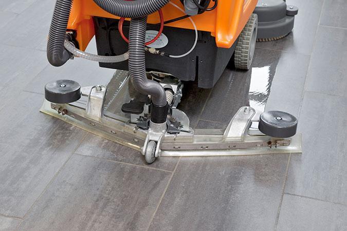 Autolaveuse autotractée rénovée Taski Swingo 1255B - fabrication suisse, batteries et brosses neuves_2