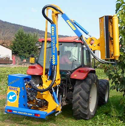 Broyeur forestier avec rotor hélicoïdal et double sens de rotation