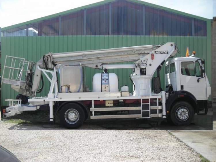 Matériel professionnel - Nettoyage de façades d'immeubles et bâtiments - Véhicule équipé, nettoyeur de voirie et kit de sablage_2