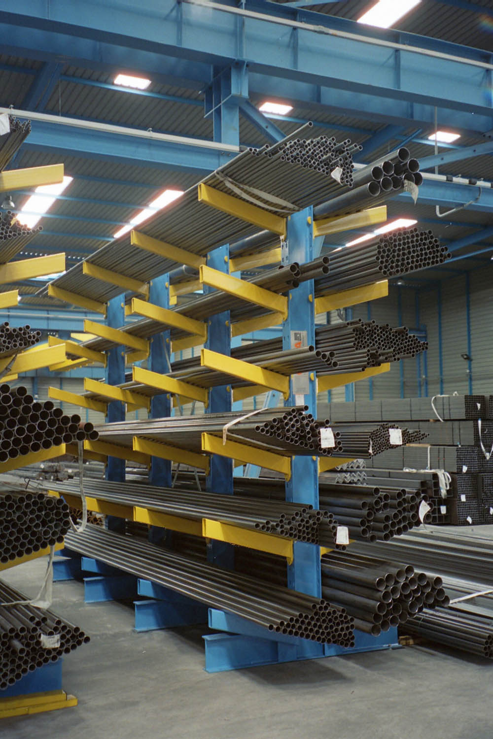 Rayonnages à bras portants inclinés en profilés ipe pour stockage des produits longs- ohra_2