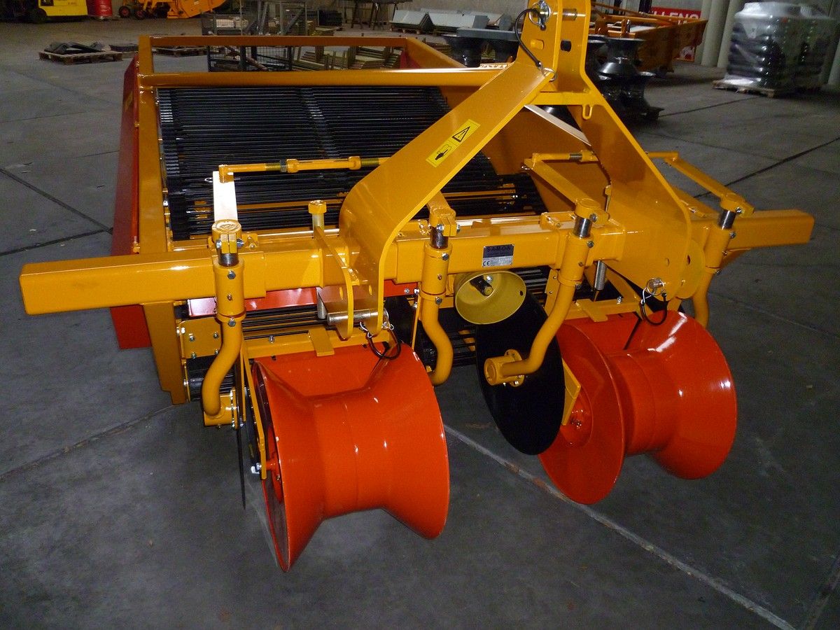 Arracheuse de pommes de terre 2 rangs - Samon Machine - équipée de 2 cribles, bec à diabolos et disques_2