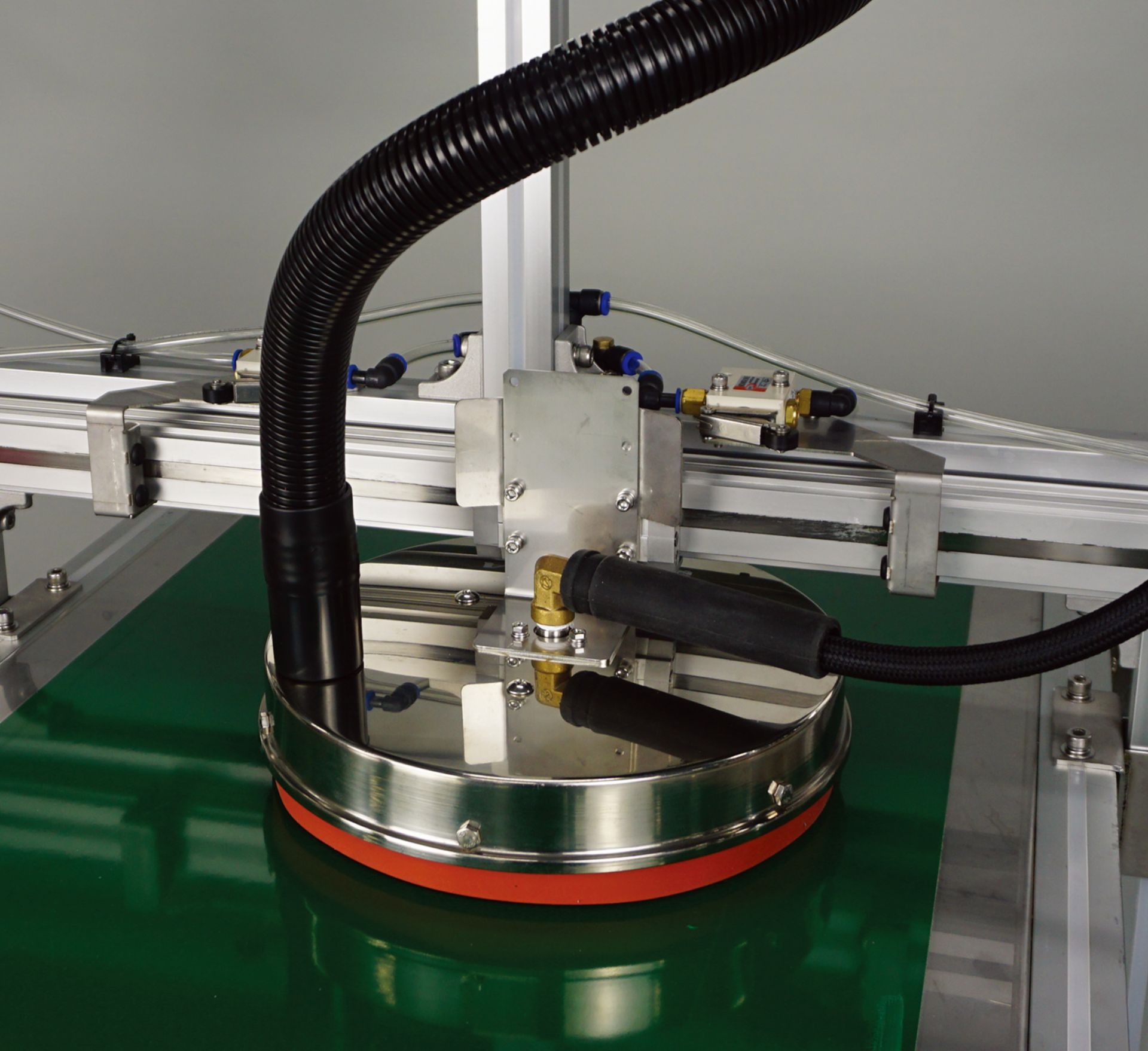 Rampe de nettoyage vapeur pneumatique rotatif pour convoyeur avec aspiration_2