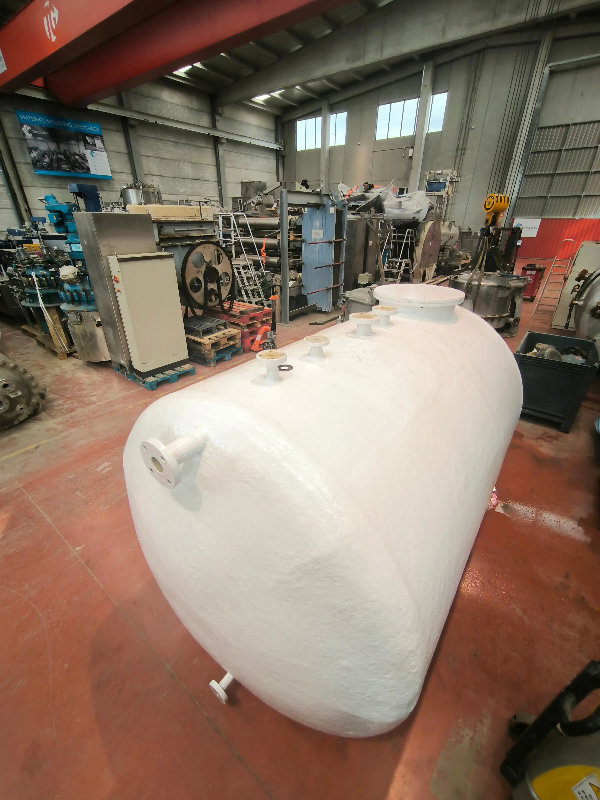 Cuve de fibre horizontale de 5 200 litre avec revetement interieur en halar - référence : c13458_2