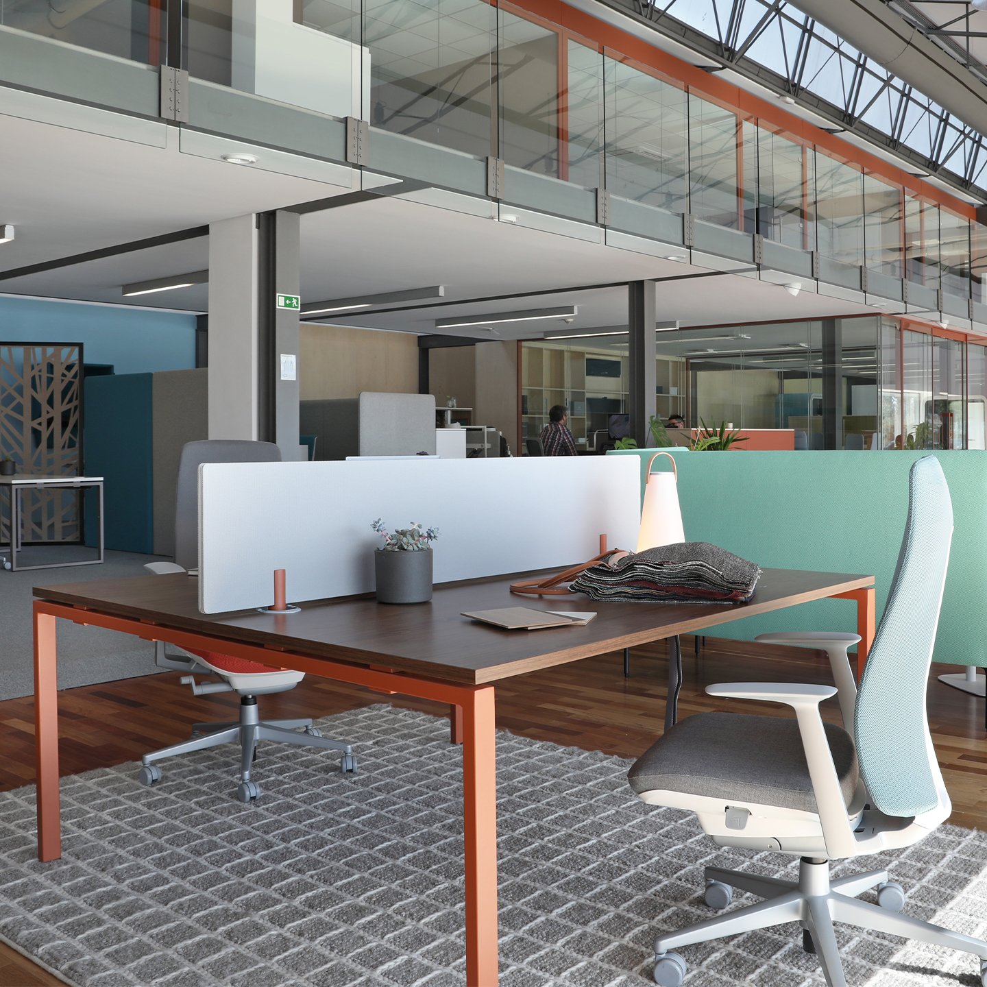 Bureau droit robuste et ergonomique pour postes intensifs_2