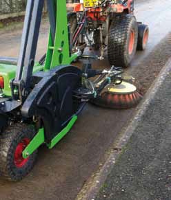 Balayeuse de voirie modèle City Clean - adaptable microtracteurs 20-25 CV - Double balai brevet COCHET_2