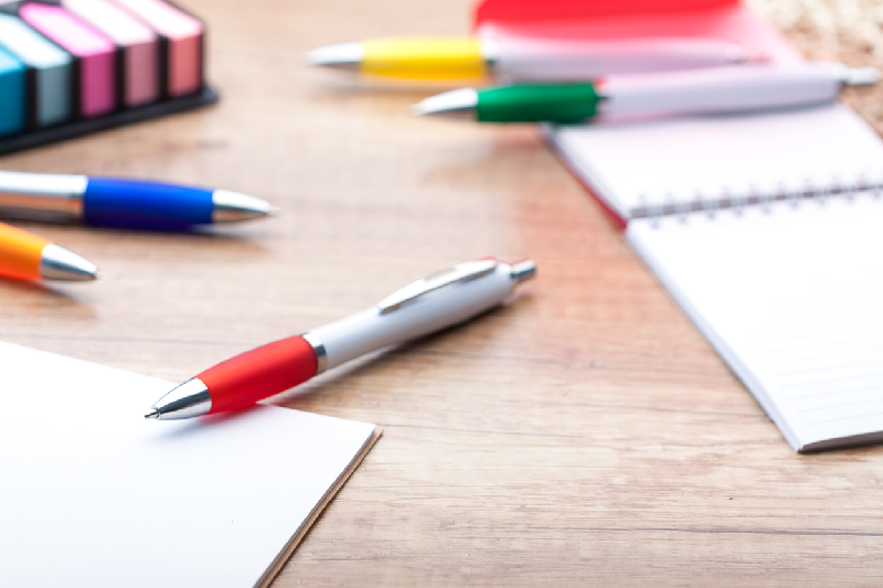 Stylo à bille en plastique - corps blanc, grip coloré et parties chromées - encre bleue_2