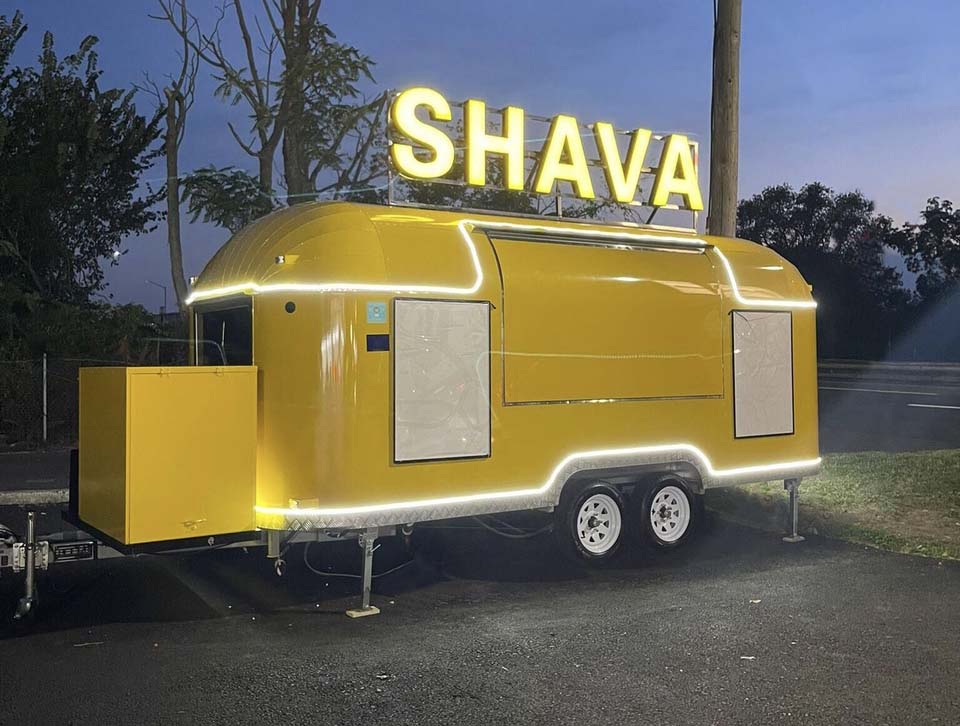 Remorque snack 5m50 inox rétro au look Airstream - 2 réservoirs d'eau de 25 L - finition inox brillant miroir et équipements snacking sur mesure_2