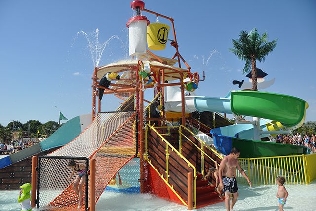 Grosse structure de pataugeoire avec seaux verseurs et jeux d'eau