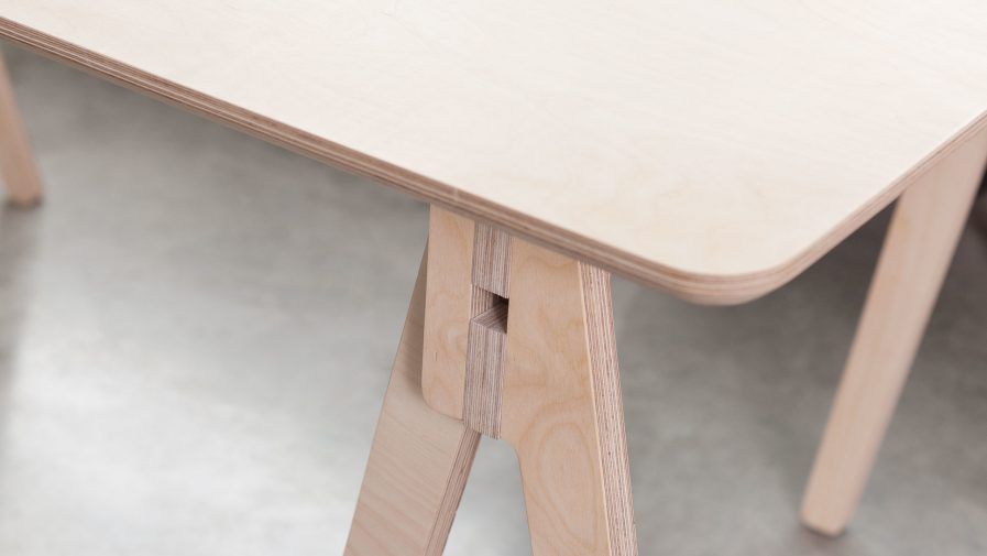Bureau tréteau inspiré de techniques de menuiserie japonaises