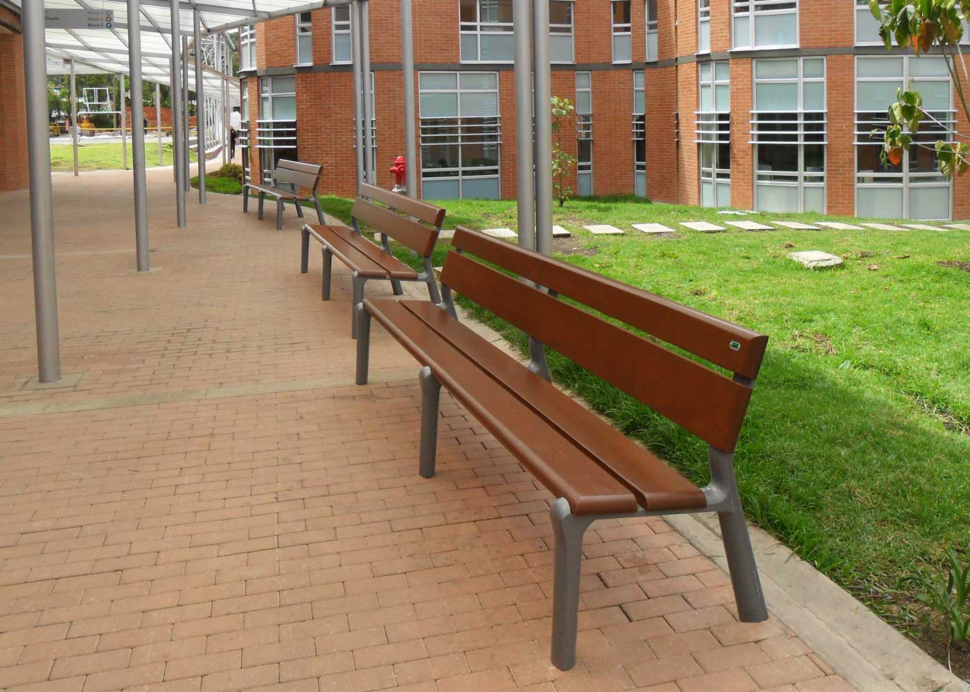 Banc public Delta XXI UM363W - robuste avec piètement en fonte ductile, traitement Ferrus et lattes en bois tropical_2