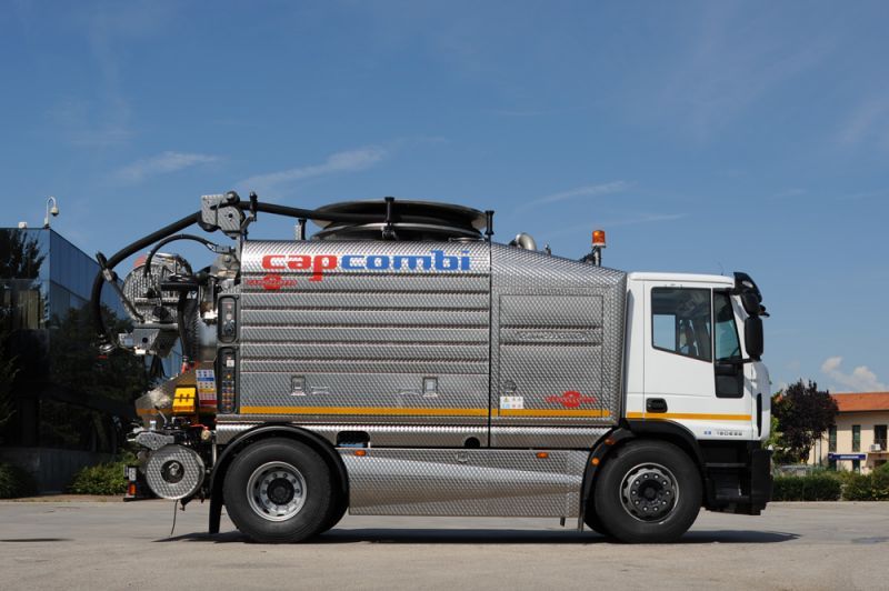 Camion Cap-combi CL avec réservoirs d'eau propre et pompes haute pression