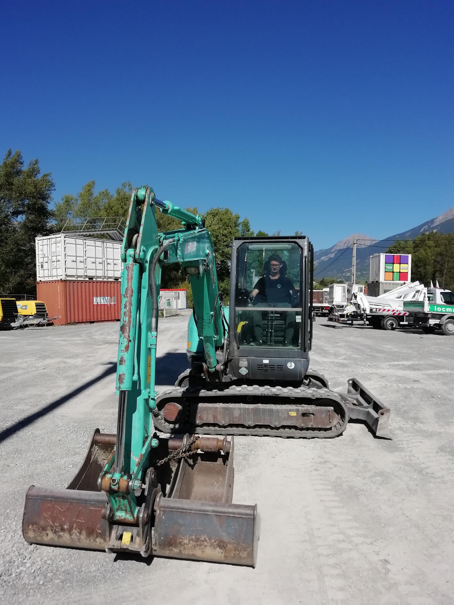 Mini-pelle équipée de phares de travail et ligne BRH