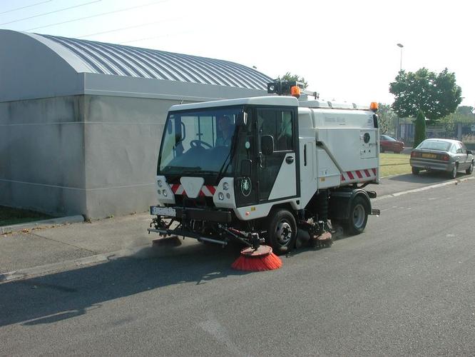 Balayeuses compactes Scarab Minor - 2.5m3 - vitesse 65km/h - balai central et latéraux_2