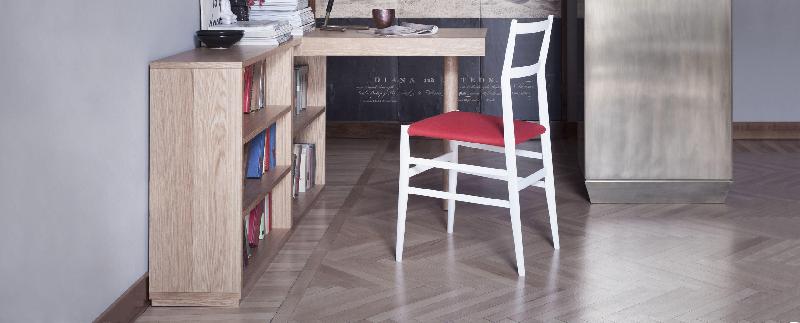 LC16 de Cassina - Bureau de direction en chêne naturel avec rayonnages modulables_2