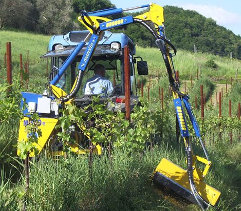 Broyeur forestier compact avec système flottant sur le rotor