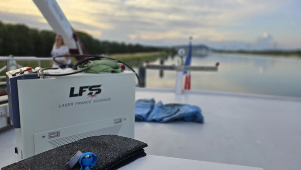 Machine de décapage au laser adaptée à l'élimination de peinture et saleté