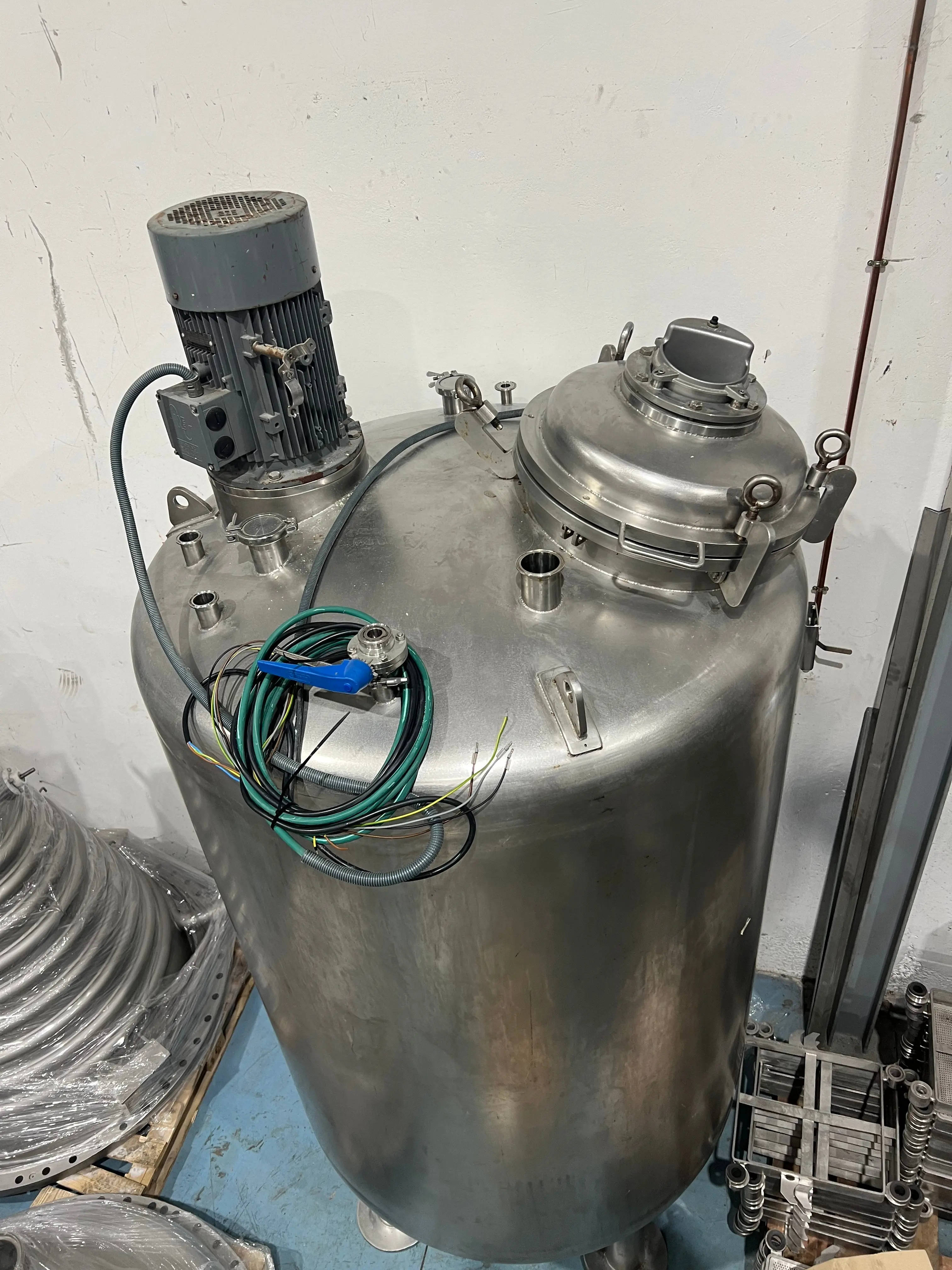 Cuve en Acier Inoxydable de 2400 Litres Avec Pompe à Vide, Agitateur et panneau de contrôle. - Référence : C13459_2