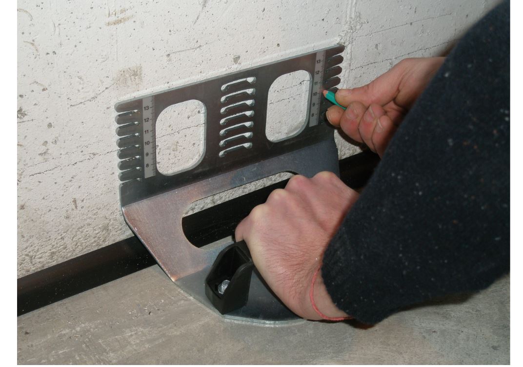 Araseur plinthes « Moloss » - outil pour tracer et couper le sol en remontée de plinthe - encoches 7 à 13 cm_2