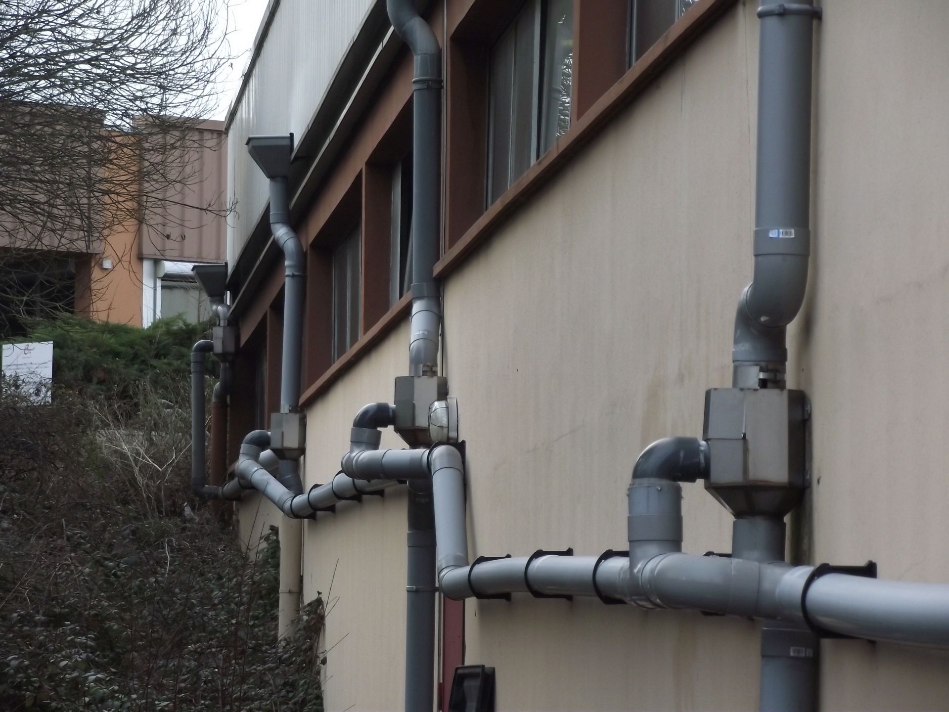 Collecteur eau de pluie avec sortie PVC D90 mm et support mural intégré