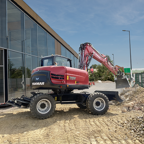Pelle sur pneus Yanmar B110W - Haute précision hydraulique pour aménagement paysager, génie civil, services publics_2