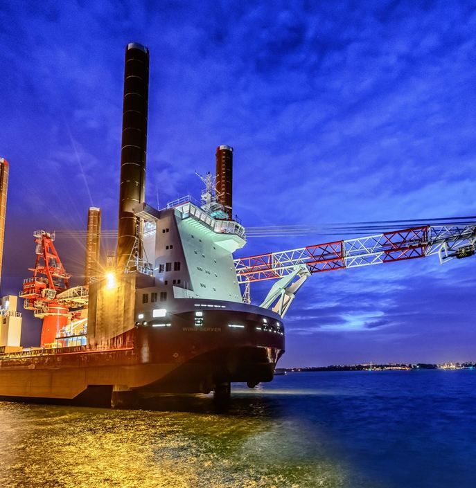 Grue Liebherr avec rayon de giration illimité et couple de renversement de 14000 tm