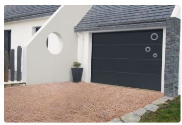 Porte de garage personnalisable avec choix de couleurs et hublots