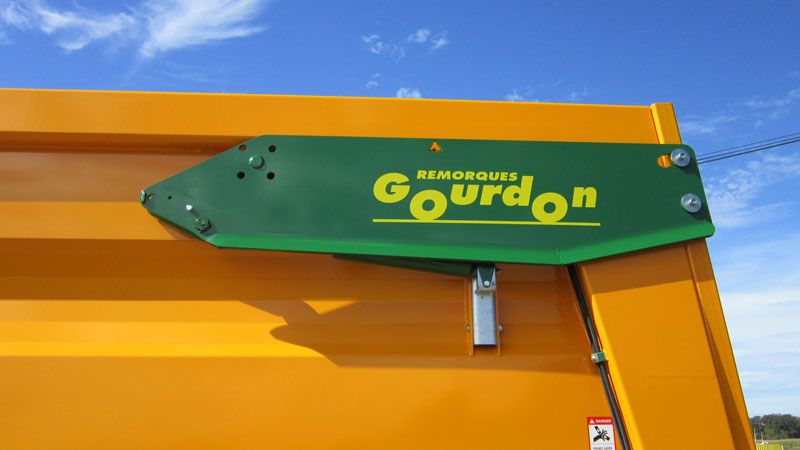 Remorque agricole avec bennage hydraulique et essieux boggie