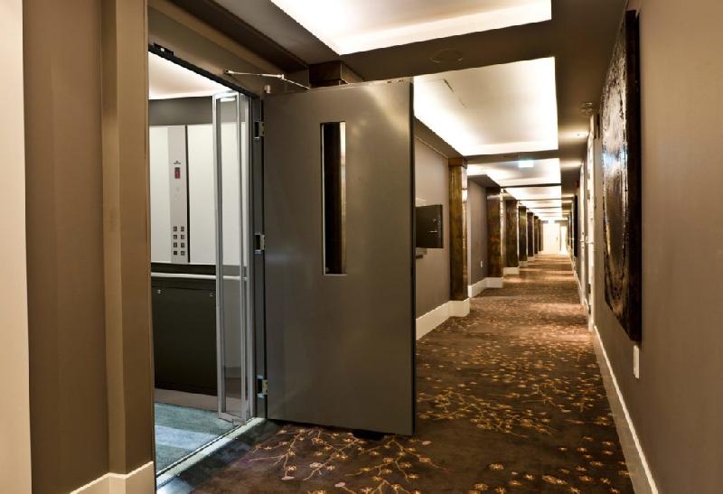 Élévateur à cabine avec miroir et porte accordéon pour lieux publics  - Aritco 9000_2