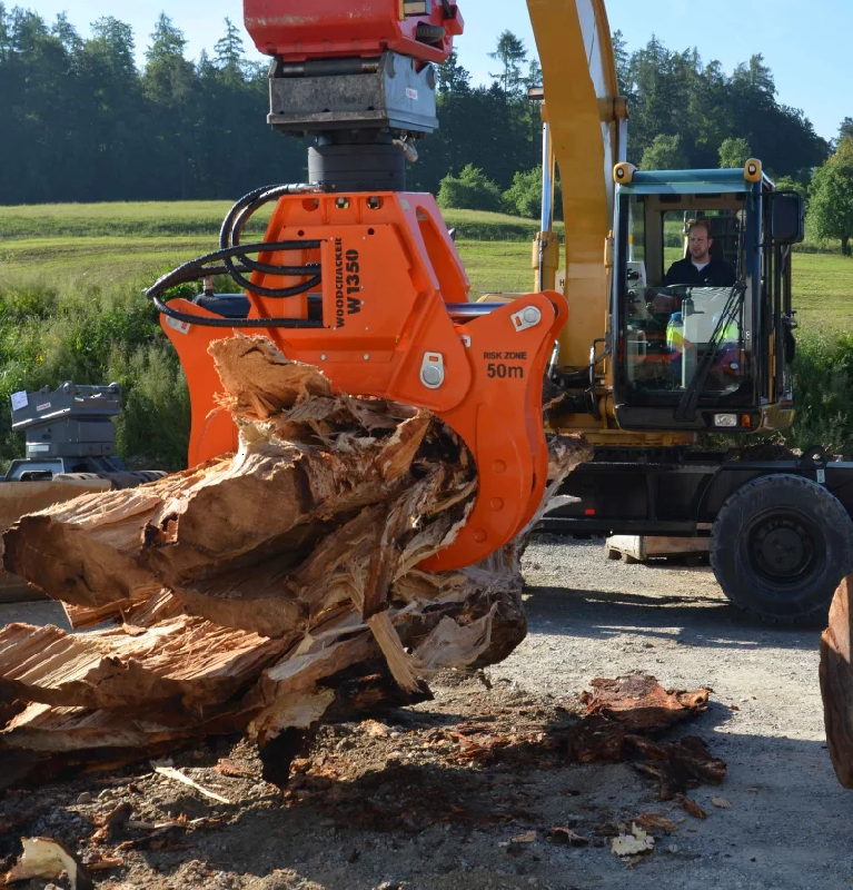 Croque souche - Équipement pour pelle jusqu'à 10 t - Fend et charge les gros troncs d'arbres_2