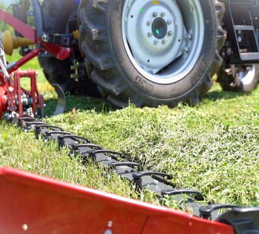 Tondeuse agricole avec système de barres de coupe mobiles