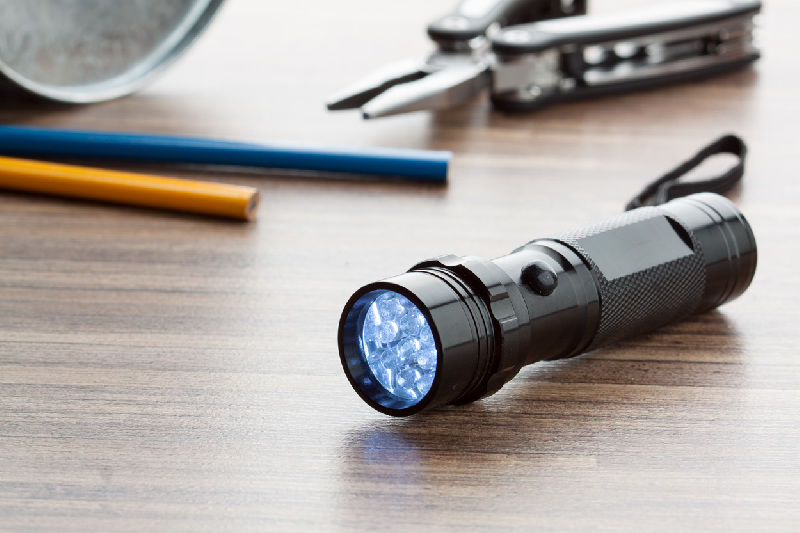 Lampe torche en aluminium - 14 LED - 120 mm - avec boîte cadeau noire et piles AAA incluses_2