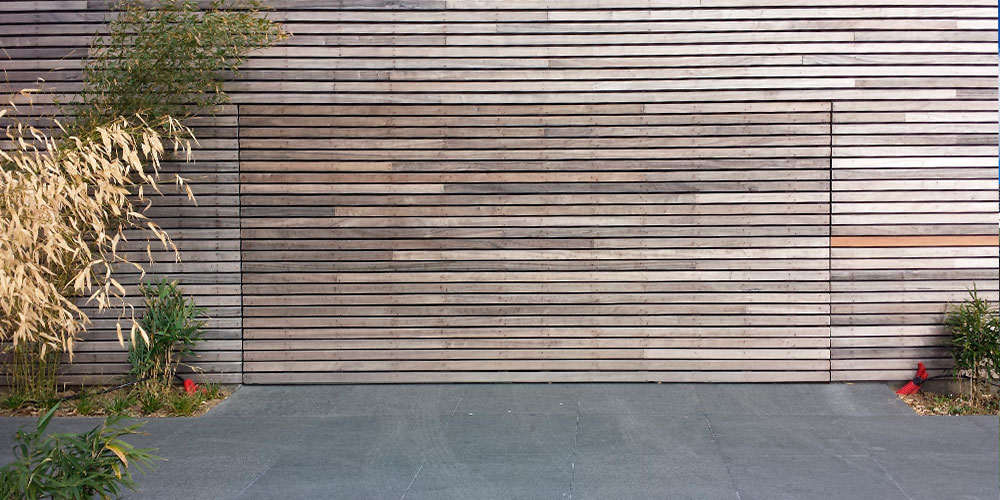 Porte de garage sectionnelle affleurante Kaméléo - finition lames aluminium design Renson - protection anti pince-doigts_2