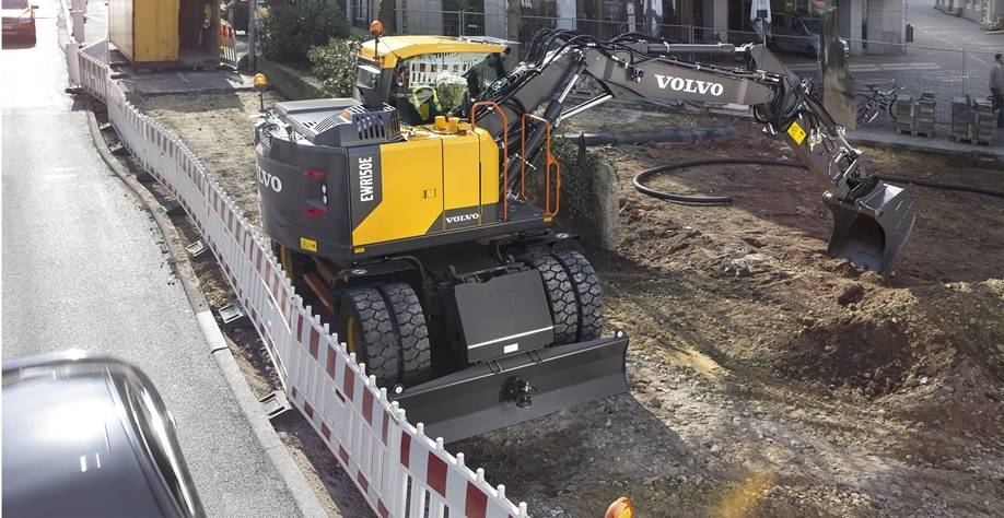 Engin de chantier Volvo EWR150E avec portée maxi en creusement de 8 670 mm