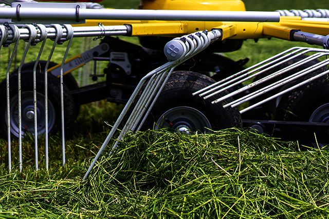 Machine agricole pour la préparation de fourrage avec dépose centrale