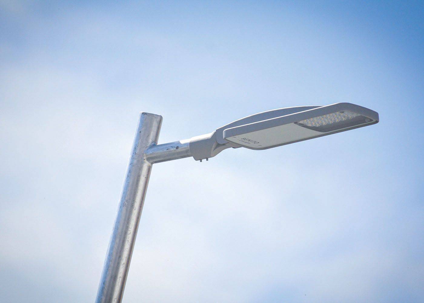 Luminaire fonctionnel Elium M - design plat, 3 formats, 18 courbes optiques, efficacité jusqu'à 142 lm/W_2