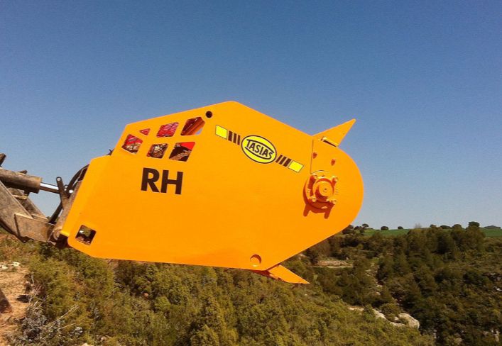 Ramasseuse de pierres hydraulique RH - Tasias - Taille des pierres de 20 à 50 cm - Compacte et robuste_2