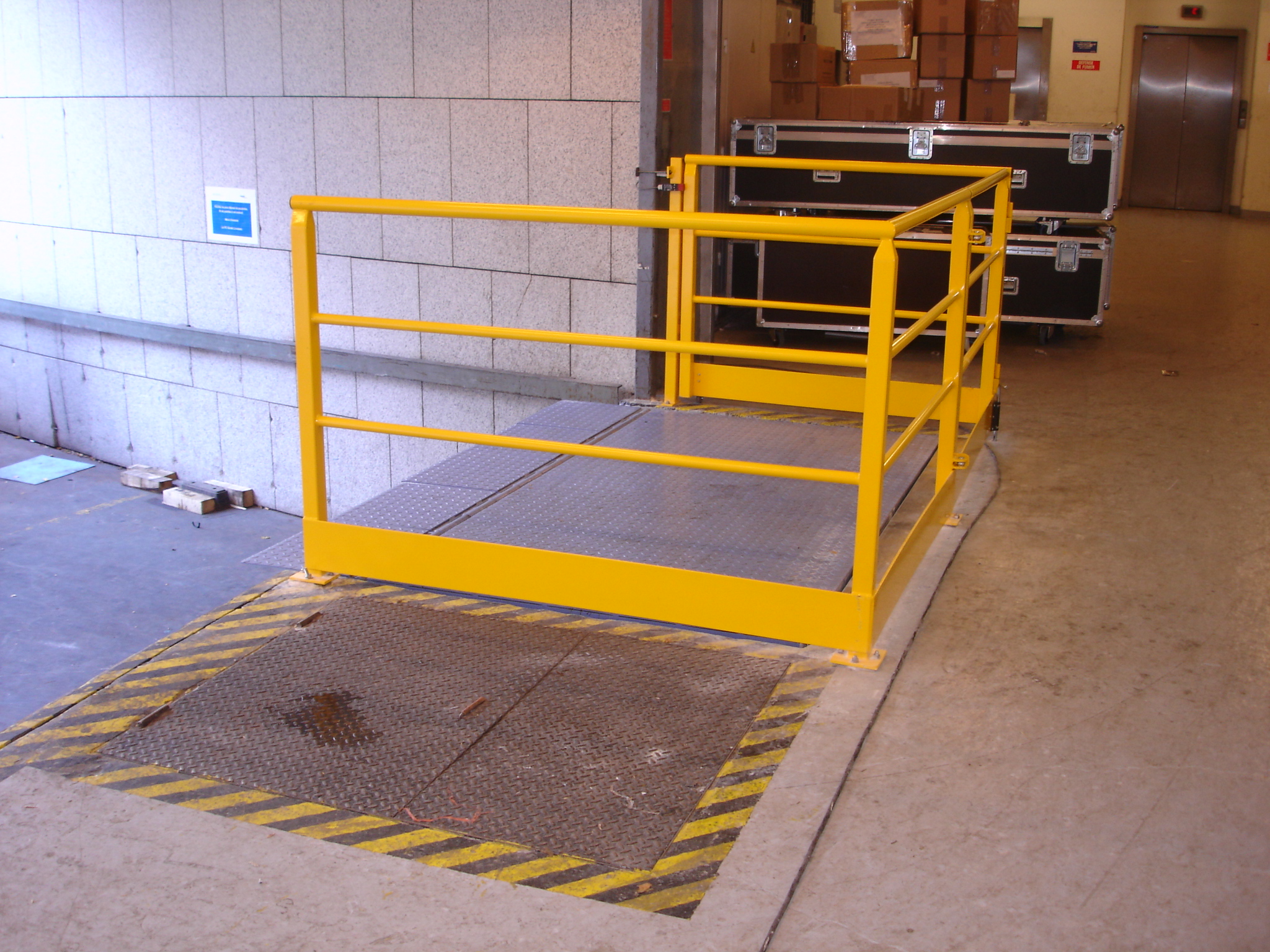 Rambarde de sécurité adaptable aux contraintes environnementales