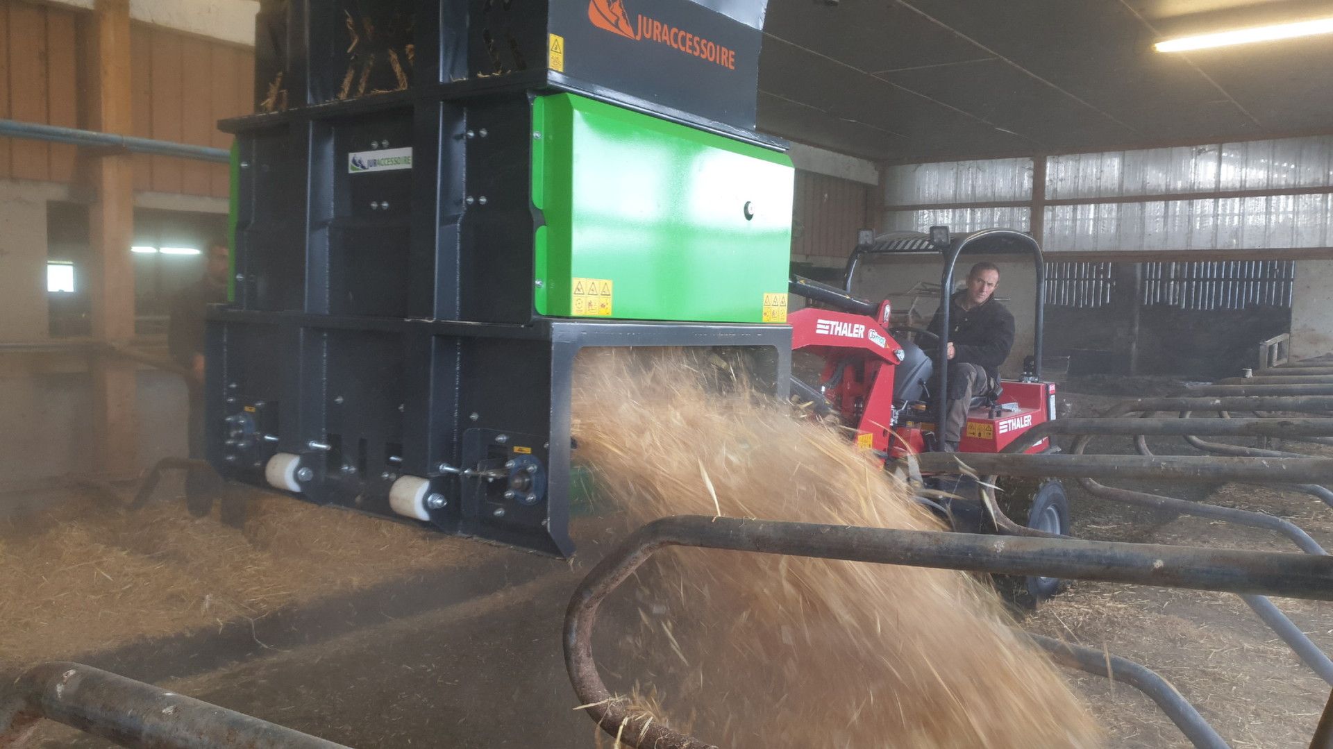 Cubic Master Pailleuse agricole - Juraccessoire - pour logettes avec 1/2 botte carrée et paille brin long - sur valet de ferme 48 Cv_2