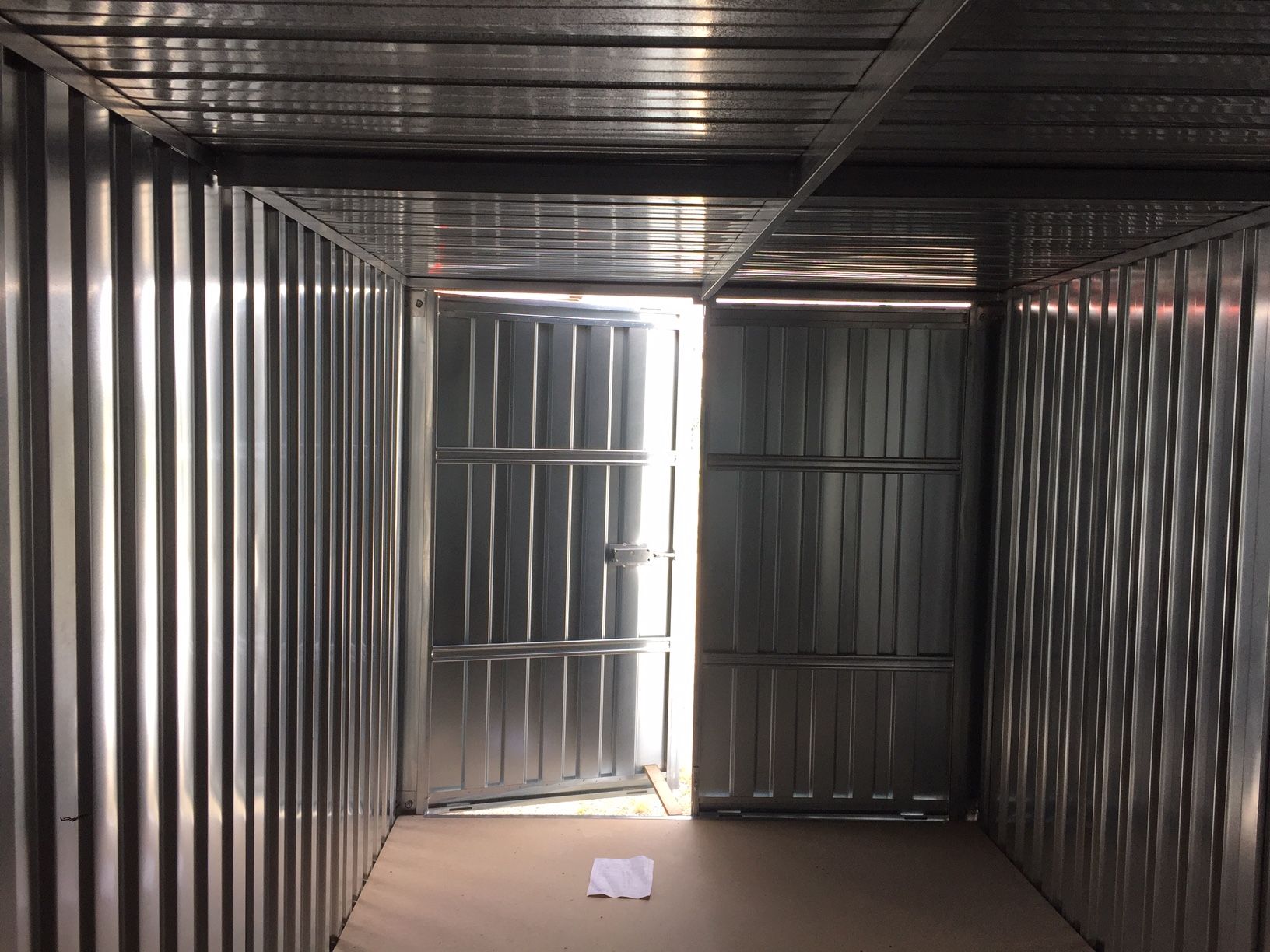 Container de stockage avec cadre et tôles en acier galvanisé