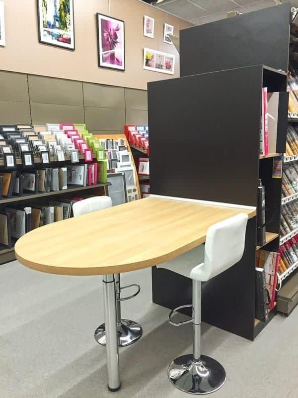 Comptoirs d'accueil en bois sur mesure - Finitions variées et intégration d'accessoires_2