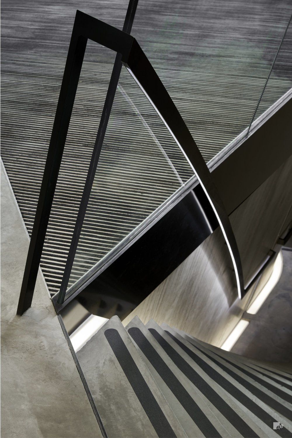 Garde-corps en verre - EeStairs Nederland BV - TransParancy, design discret et normes de sécurité_2