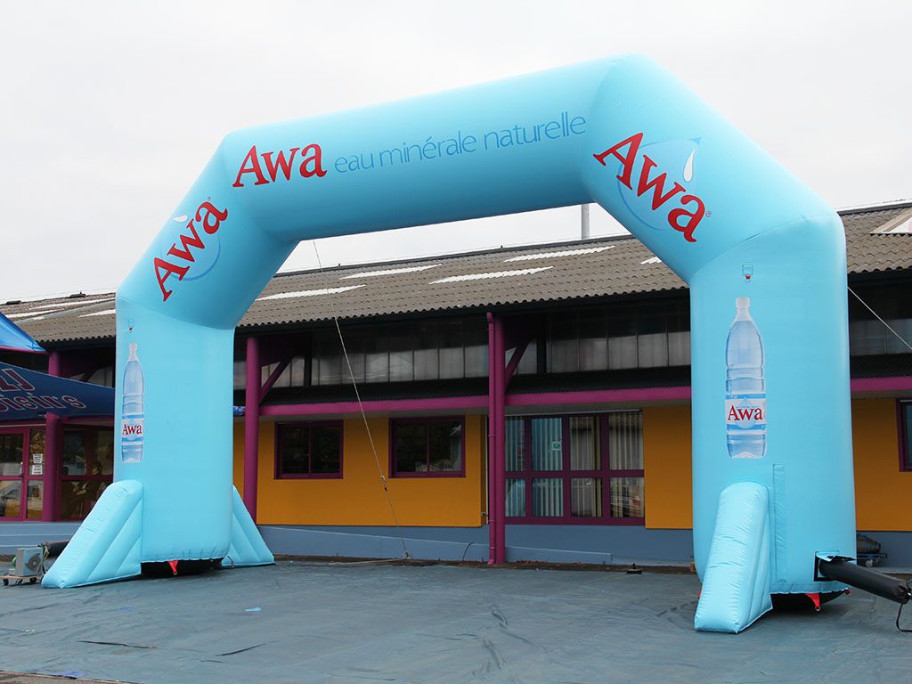 Arche publicitaire gonflée taille XXL - 12x7m avec stabilisateurs noirs et logos - Idéale pour vos événements_2