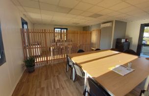Bureau modulaire - Extension sur mesure - Salle de réunion, coin repos et sanitaires - Toiture aluminium et bardage bois - 96 m²_2