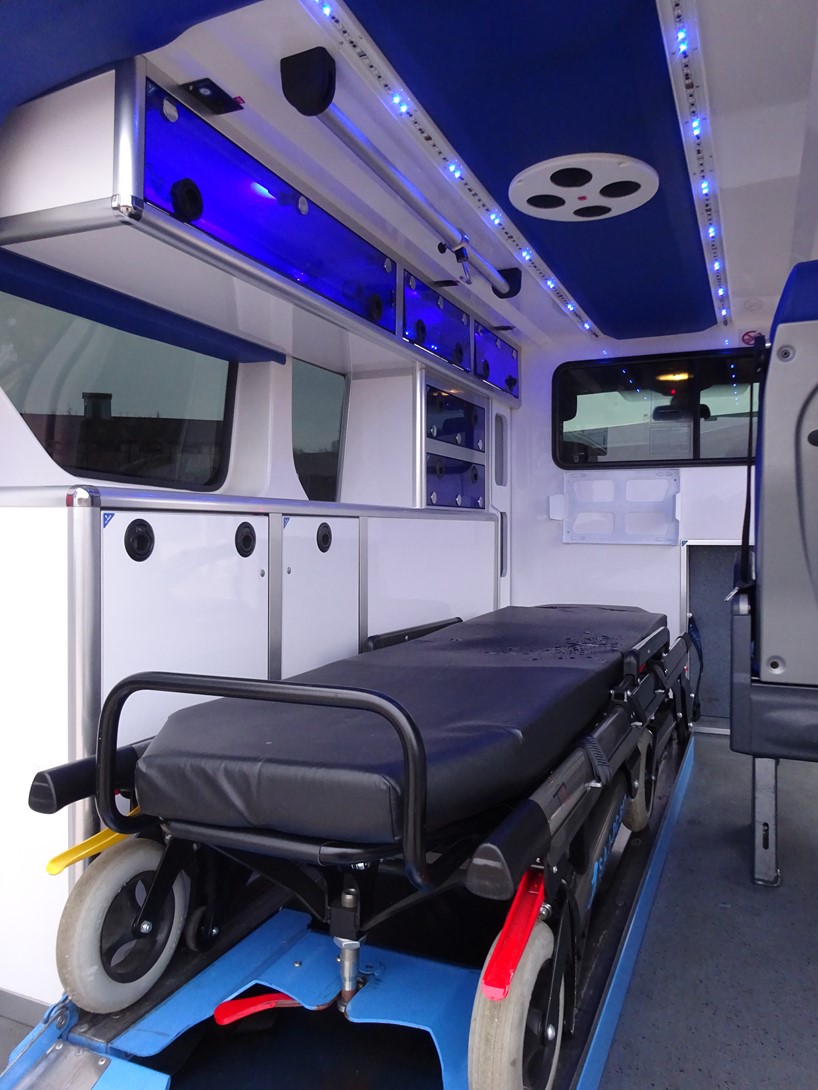 Ambulance Opel Vivaro 2015 équipée d’un brancard