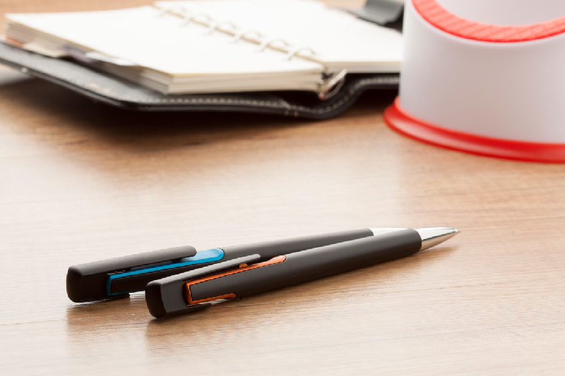 Stylo à bille en plastique - décoration colorée et embout chromé - encre bleue_2