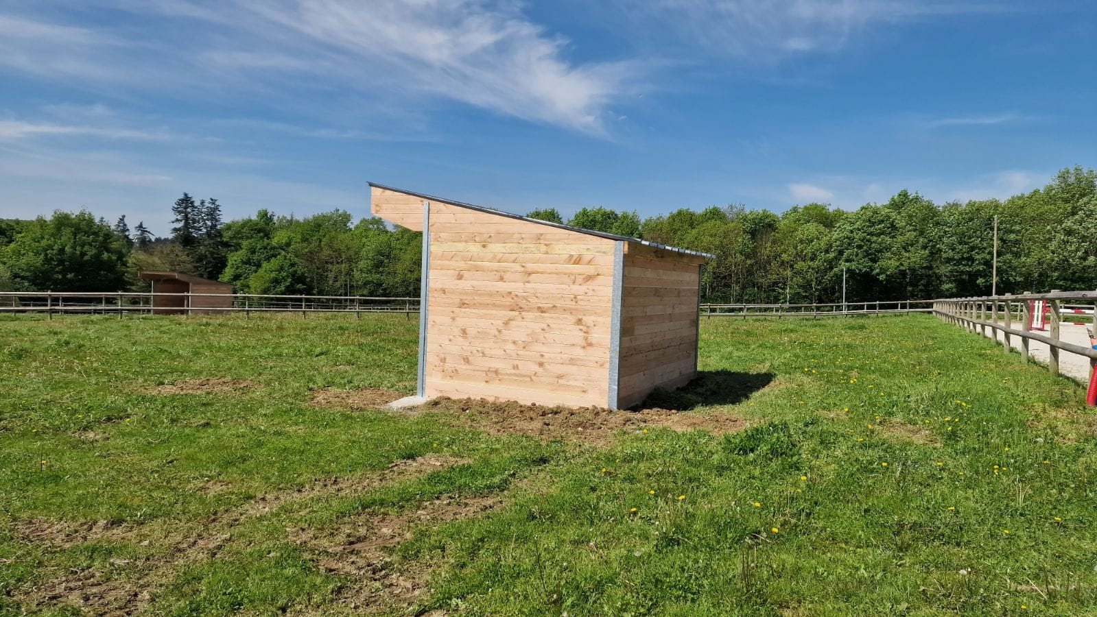 Abri de prairie poteaux métal - Robuste et fonctionnel - ABR014_2