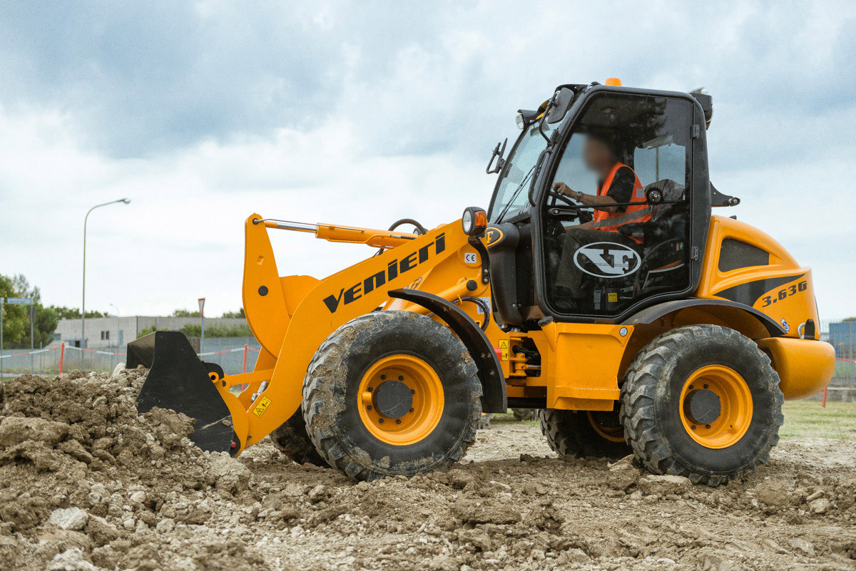 Chargeuse 5,7t - Venieri 3.63G - Moteur Yanmar - Capacité du godet 0,8 à 1,5 m3_2